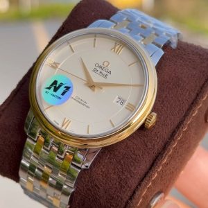 N1 Factory's latest masterpiece: the De Ville Classic Collection watch. Crafted by N1 to honor timeless classics, this 39.5mm Swiss Chronometer watch embodies supreme quality. Its elegant, slim profile meets minimalist sophistication—N1 meticulously captures every detail to perfectly recreate the original's classic business elegance. 1: Dimensions: 39.5mm x 10mm.Dial markers and hands fully replicate the original factory craftsmanship: precision grinding and polishing followed by rhodium plating ensures enduring brilliance and remarkable presence. 2: The Omega resistance logo on the dial features precise curvature and naturally chamfered edges. Though seemingly delicate and insignificant, its intricate craftsmanship conceals profound artistry.3: This watch features an authentic-style steel bracelet molded 1:1 from the original design. The outer logo etching depth is consistent, with the Omega symbol possessing a three-dimensional texture and tactile quality. The rivets on the clasp, like the genuine version, are CNC-machined as an integral part of the clasp itself, eliminating the common issues of rivets falling off or breaking.4: N1 Factory's latest flagship model features an independently developed 2500 integrated movement, outperforming standard movements in other market versions and achieving truly zero returns. For Omega De Ville replicas, trust N1 Factory.